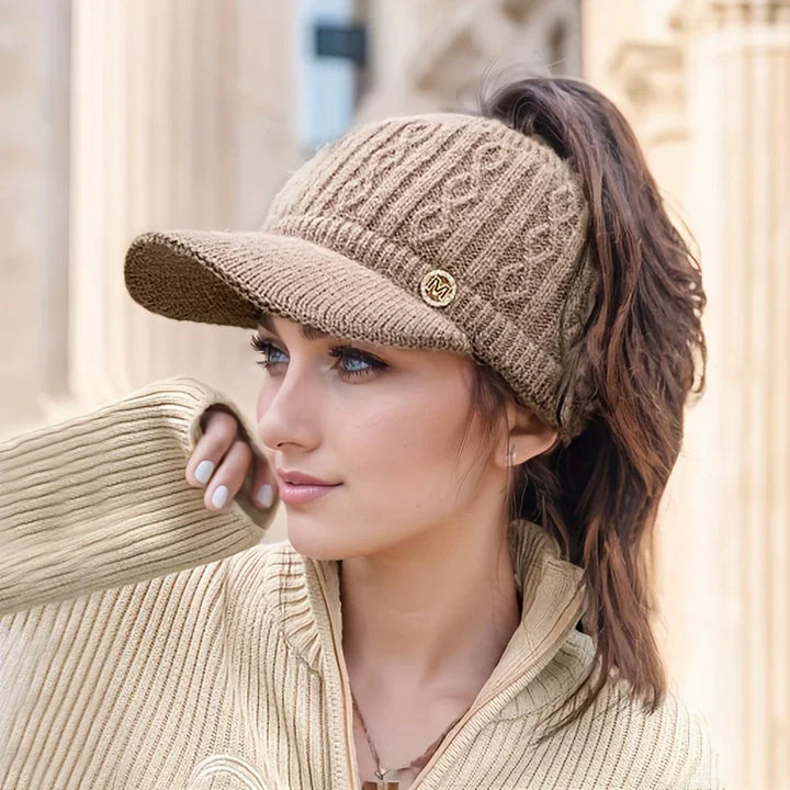 Muts dames met klep | Gebreide wintermuts met paardenstaart opening