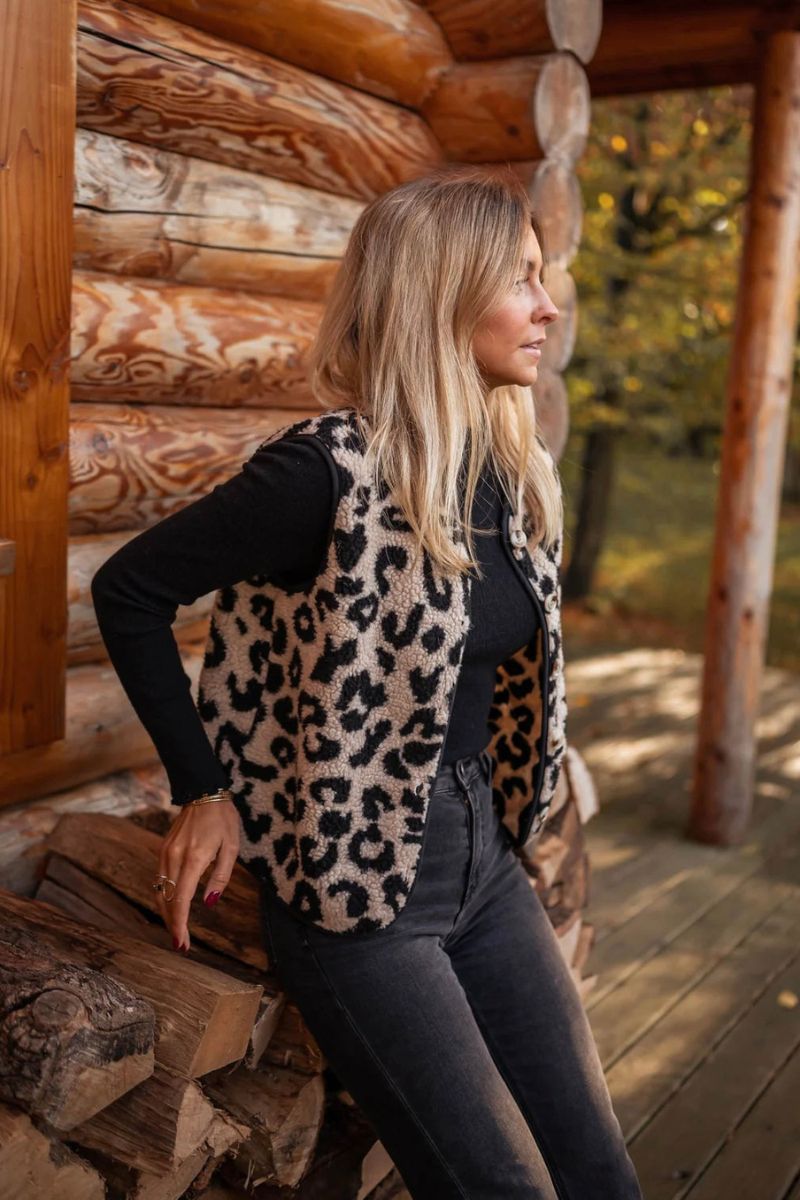 Dames trui | Gebreid vest met leopard print en knoopsluiting