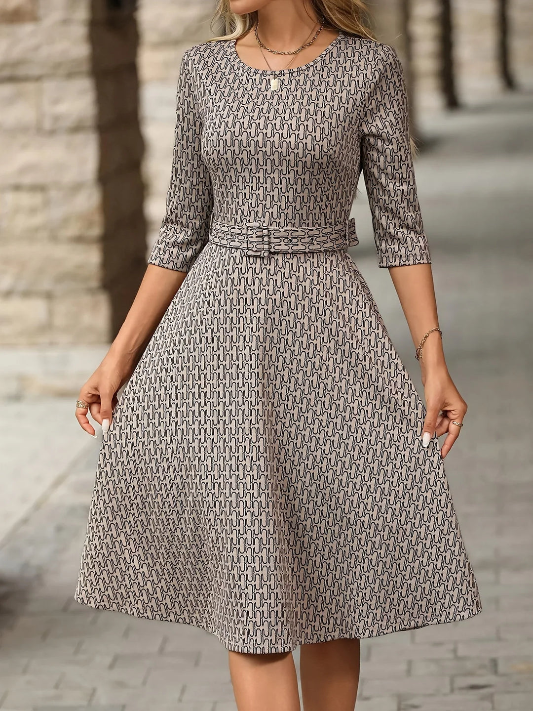 Dames jurk | Elegante midi jurk met ceintuur en print