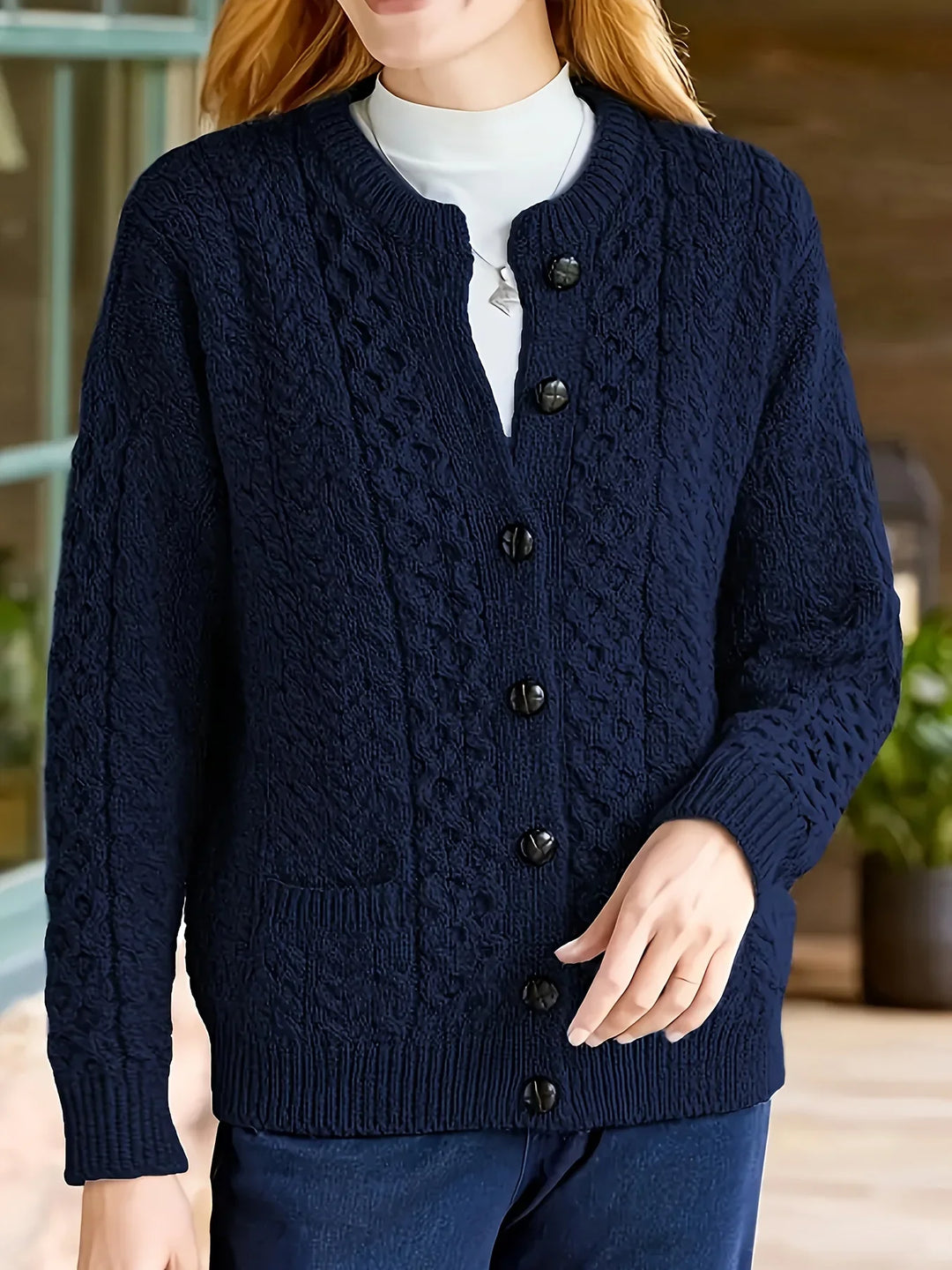 Dames vest | Gebreide cardigan met kabelpatroon en knopen