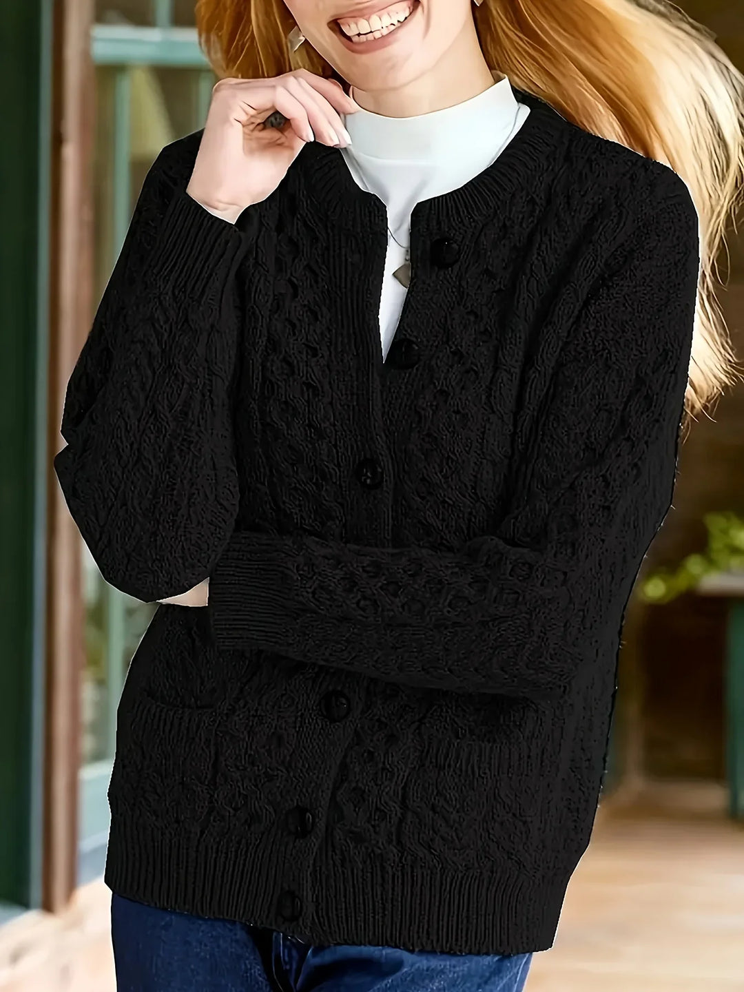 Dames vest | Gebreide cardigan met kabelpatroon en knopen