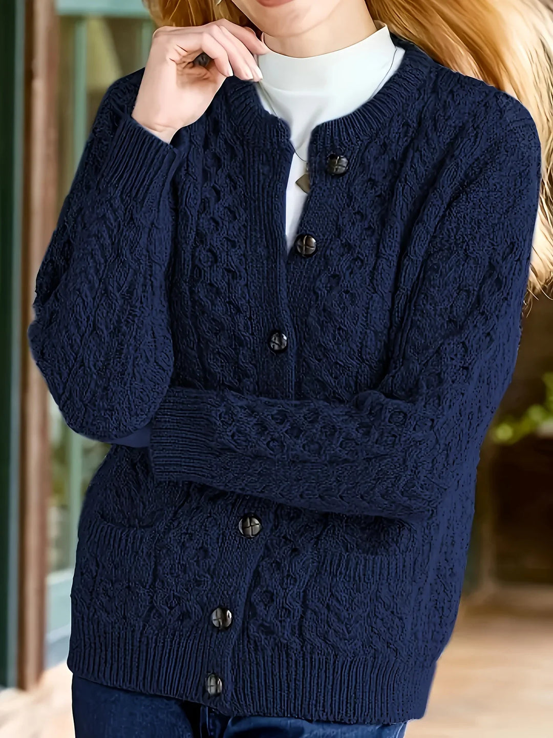 Dames vest | Gebreide cardigan met kabelpatroon en knopen