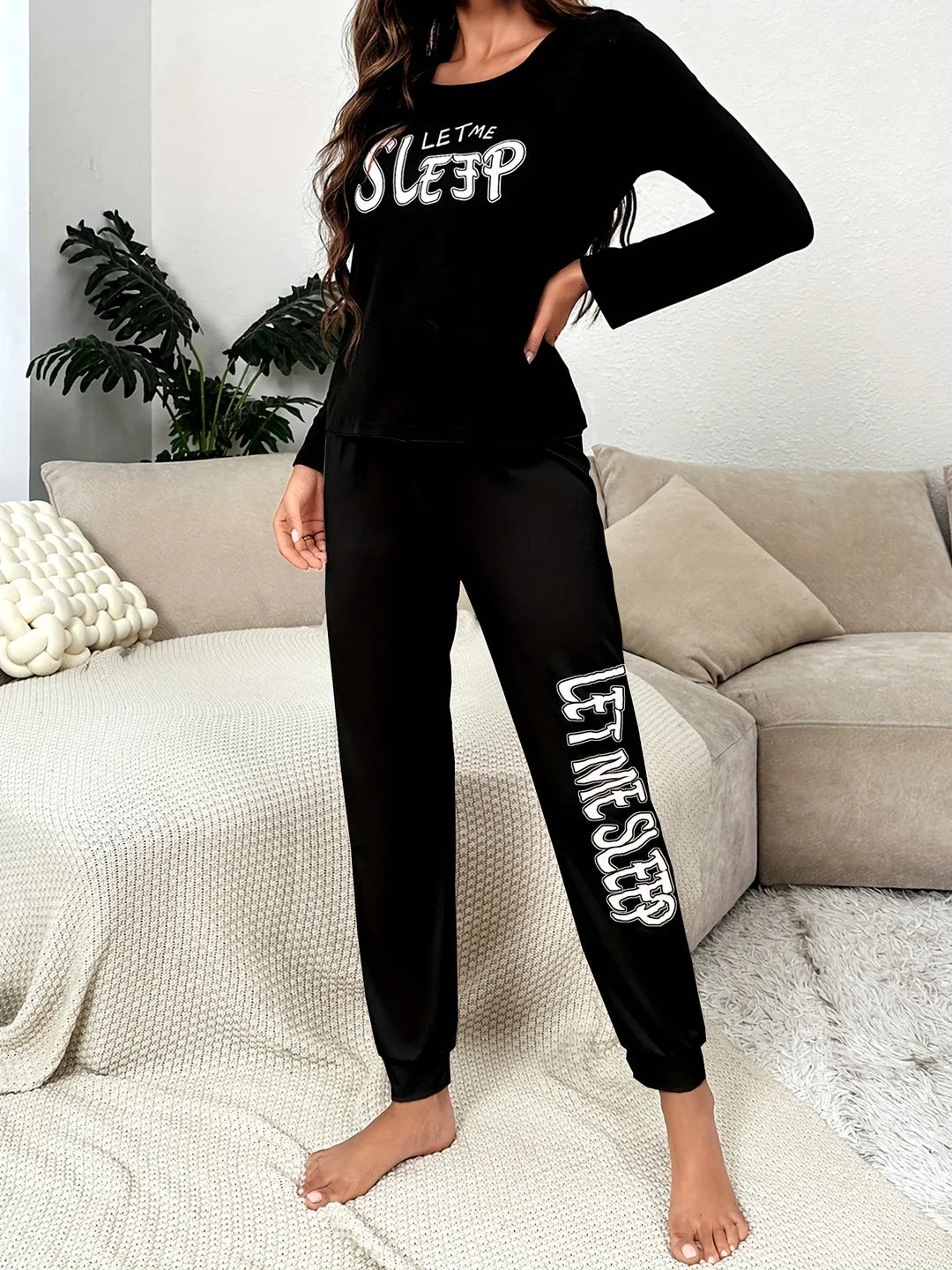 Dames pyjama set | Let Me Sleep slogan met roze joggerbroek