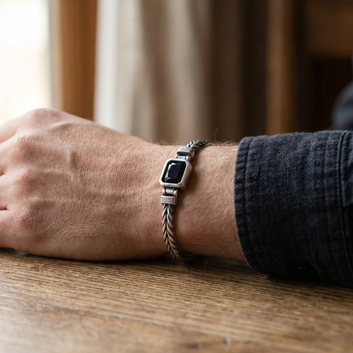 Armband heren | Stalen armband met zwarte steen en gevlochten design