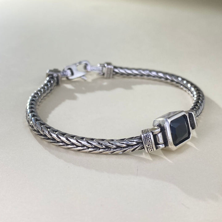 Armband heren | Stalen armband met zwarte steen en gevlochten design