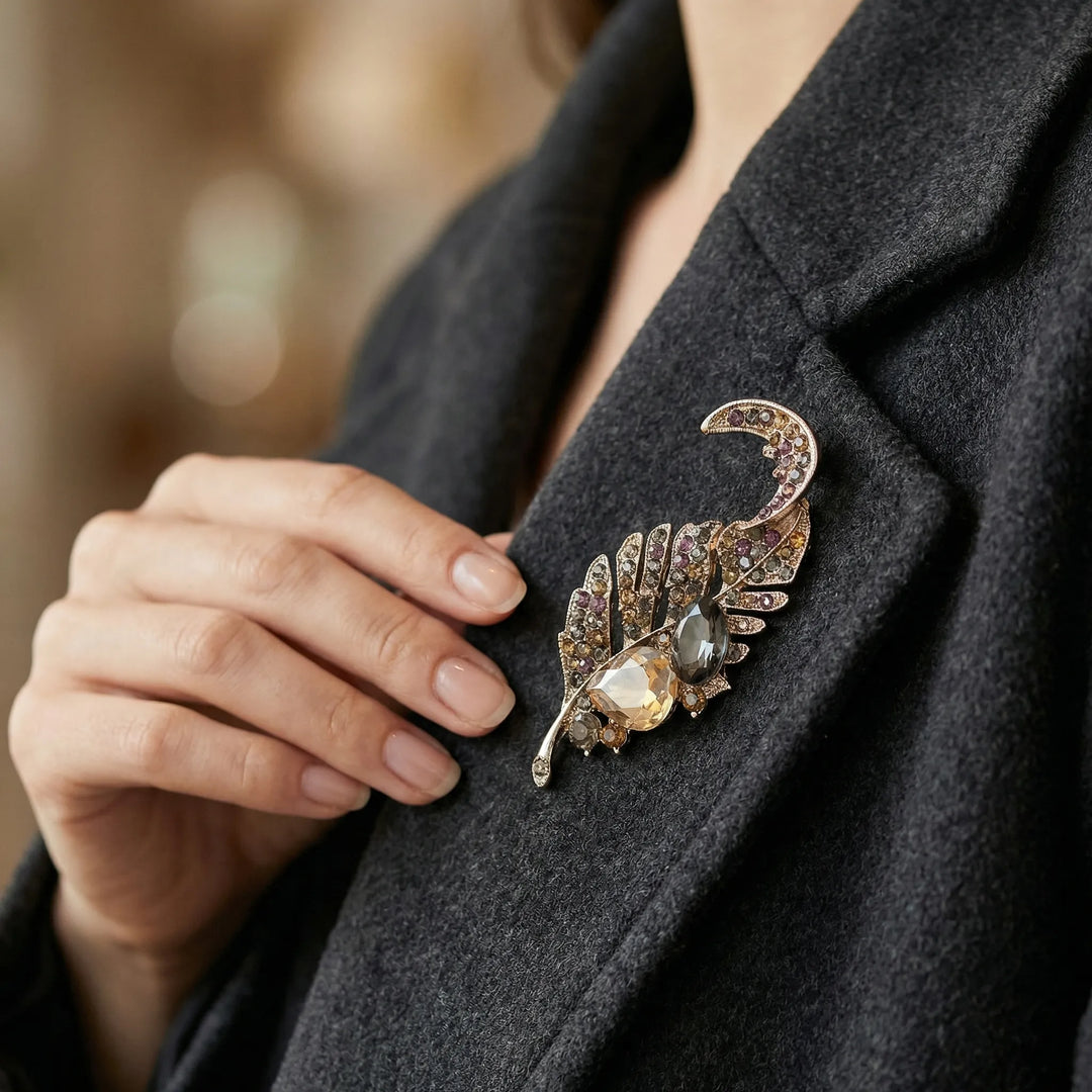 Broche dames | Bladmotief broche met kristallen