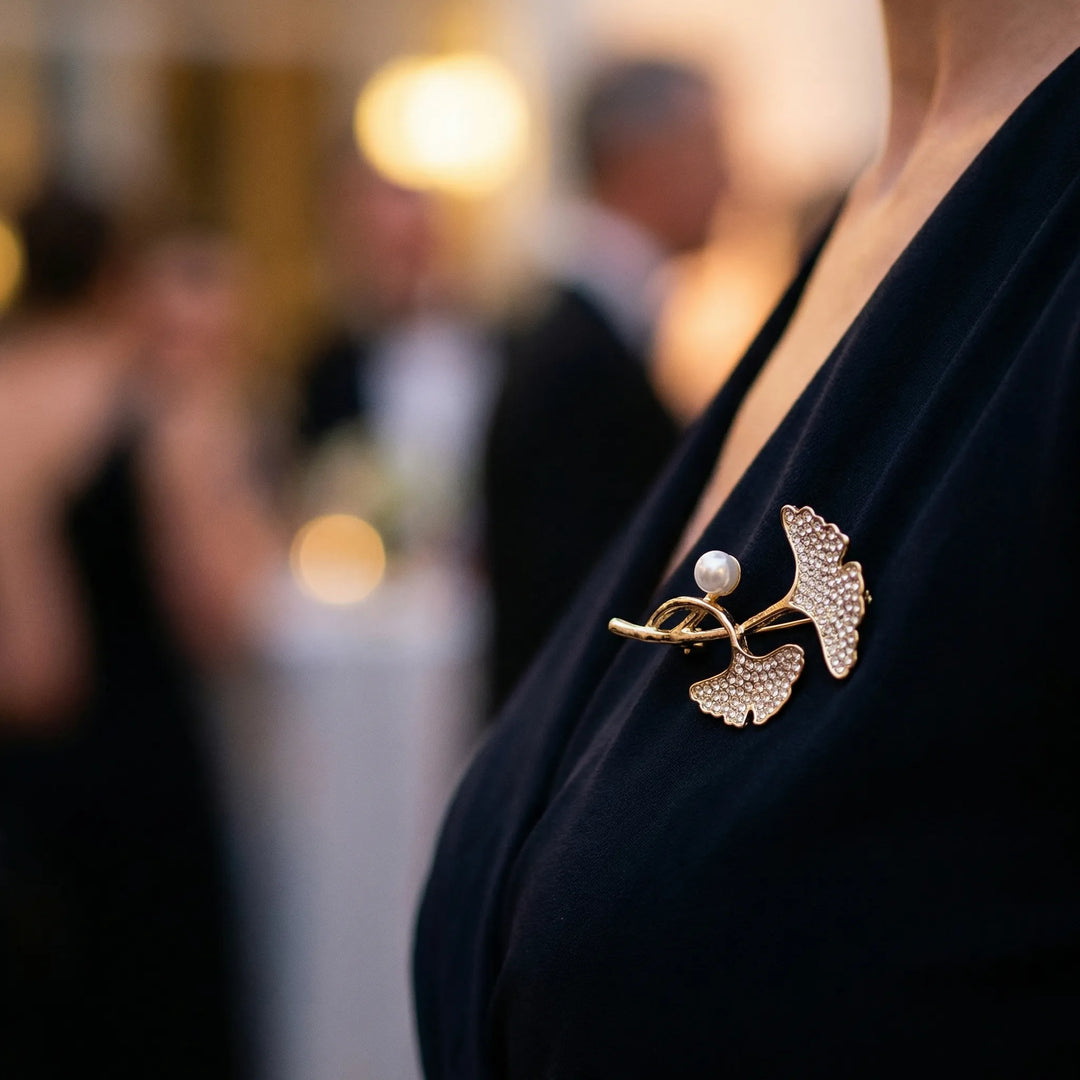 Broche dames | Goudkleurige broche met kristallen blaadjes