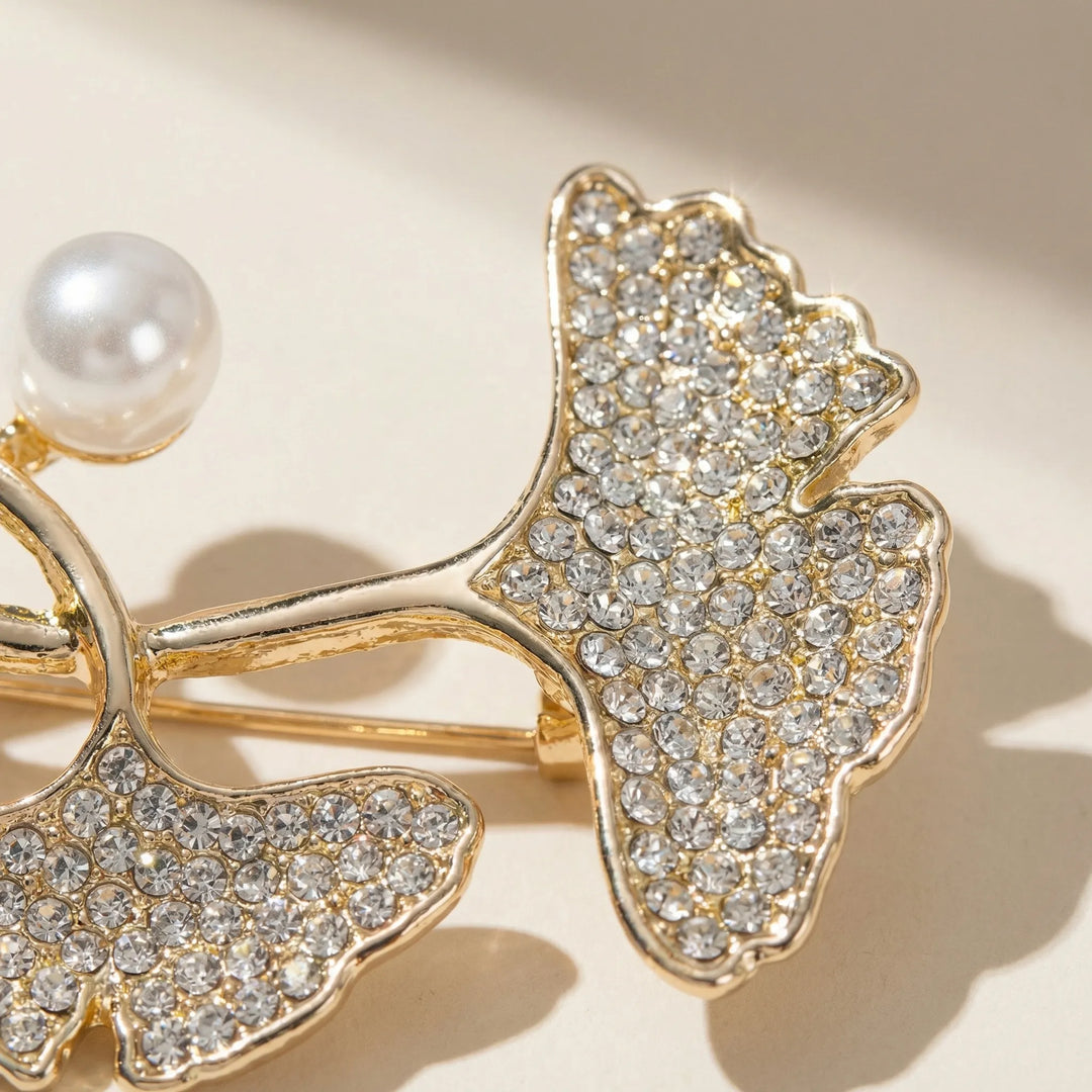Broche dames | Goudkleurige broche met kristallen blaadjes