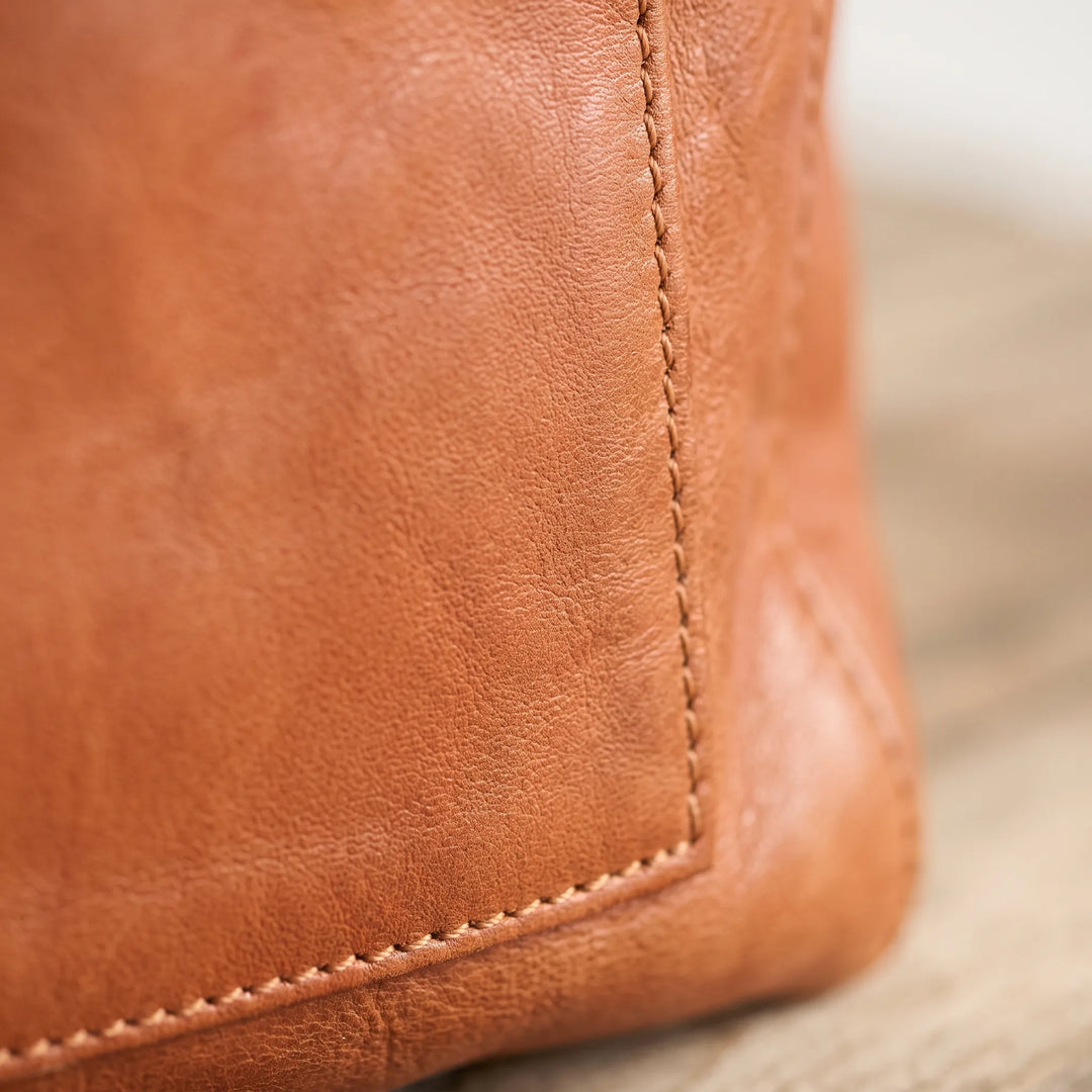 Damestas | Schoudertas van leerlook met ritsvakken