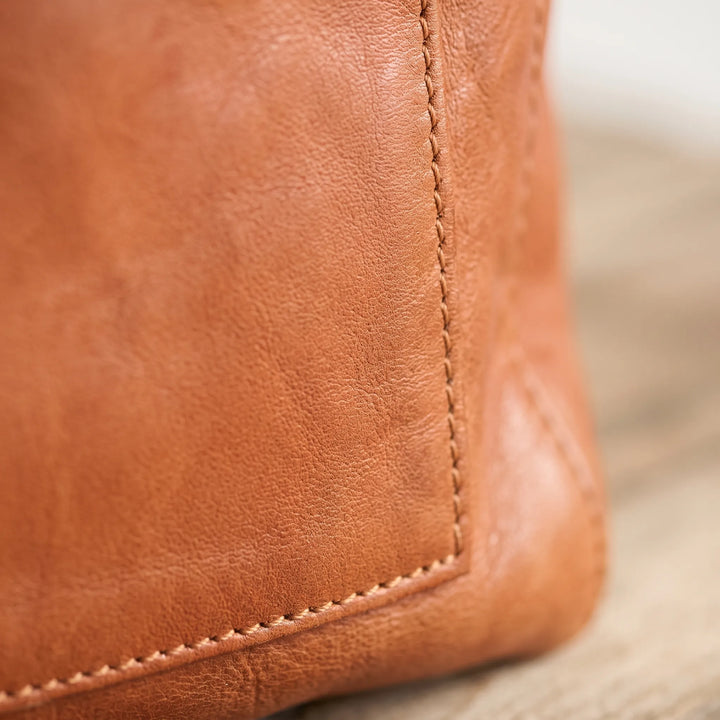 Damestas | Schoudertas van leerlook met ritsvakken