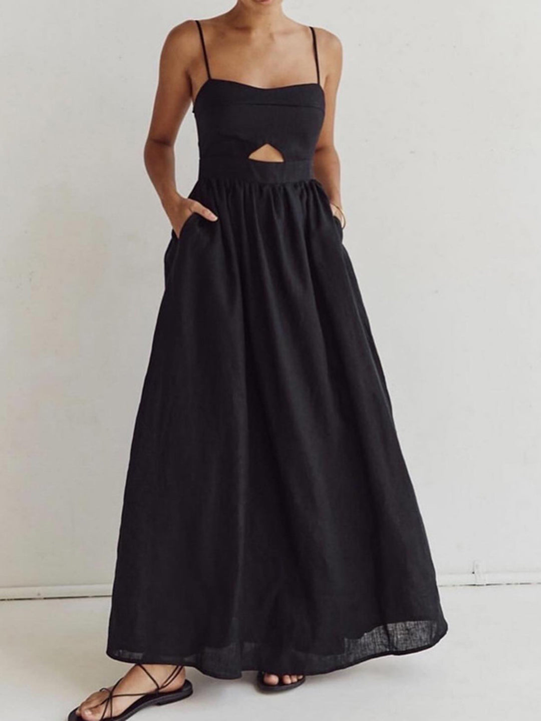 Maxi jurk dames | Zwarte zomerjurk met bandjes en cut-out