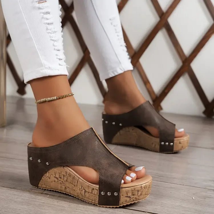 Sandalen dames | Plateau sandaal met open teen en studs