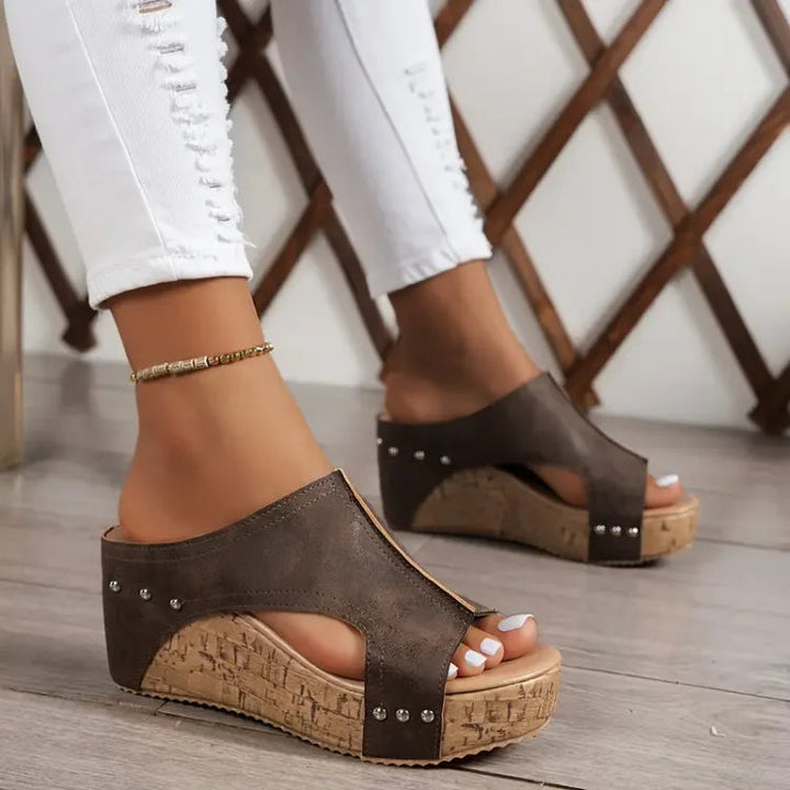 Sandalen dames | Plateau sandaal met open teen en studs