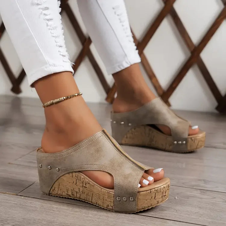 Sandalen dames | Plateau sandaal met open teen en studs