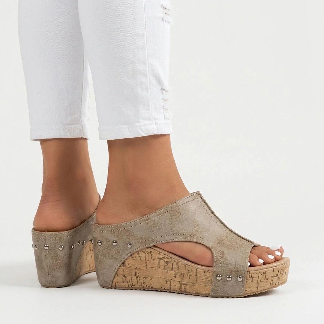 Sandalen dames | Plateau sandaal met open teen en studs