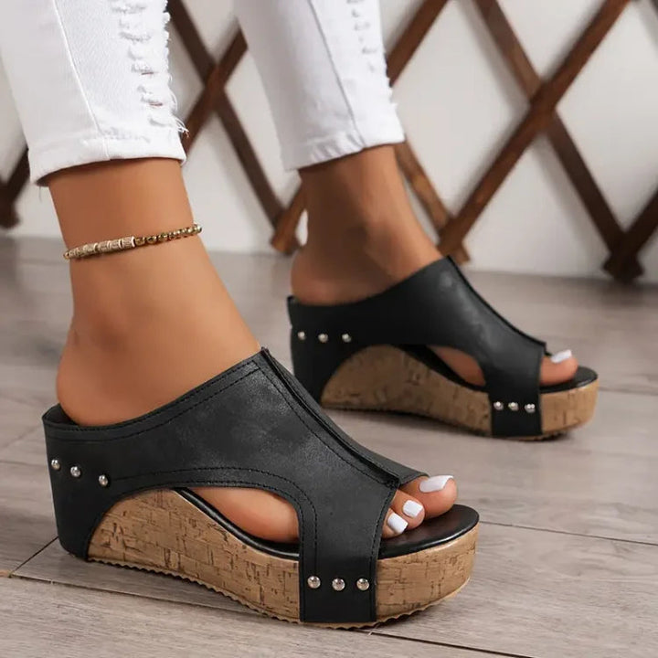 Sandalen dames | Plateau sandaal met open teen en studs