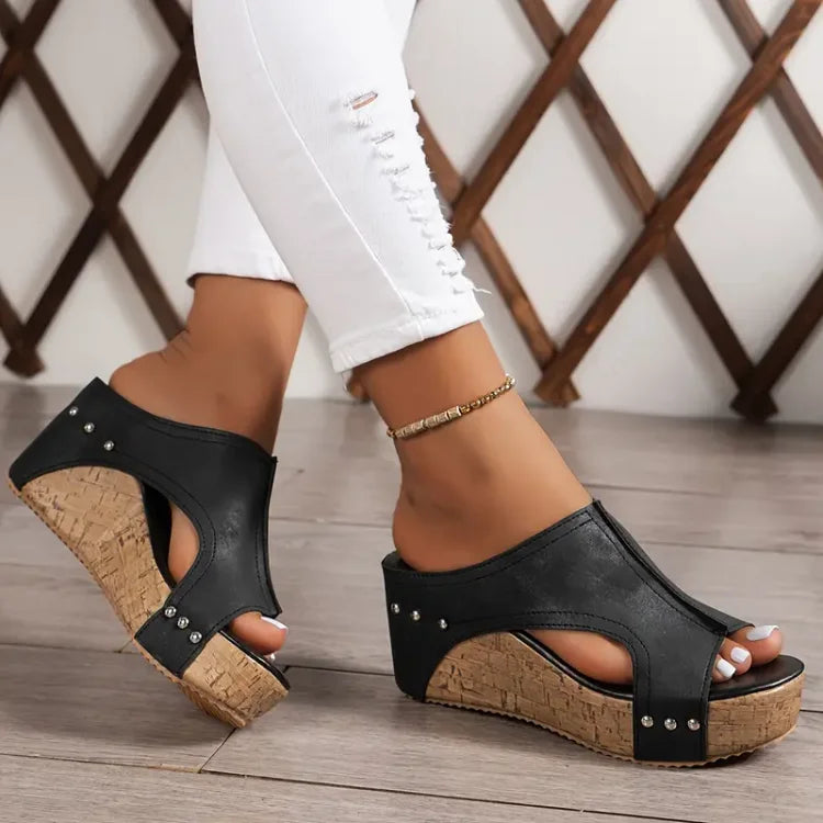 Sandalen dames | Plateau sandaal met open teen en studs