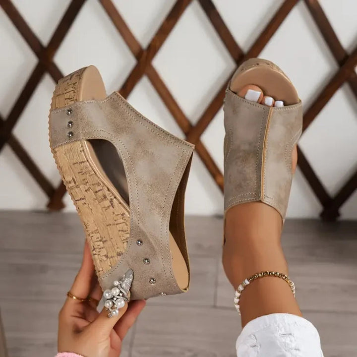 Sandalen dames | Plateau sandaal met open teen en studs