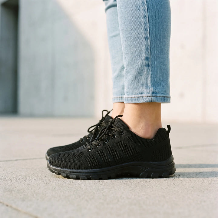 Sneakers dames | Zwart ademend model met veters en profielzool