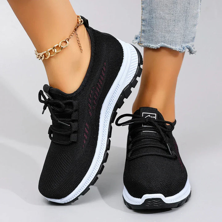Sneakers dames | Zwart ademend model met veters en profielzool