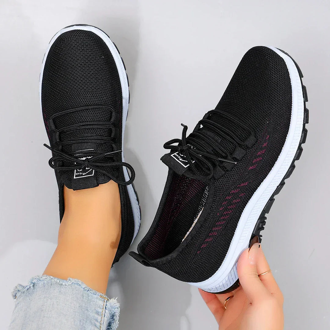 Sneakers dames | Zwart ademend model met veters en profielzool