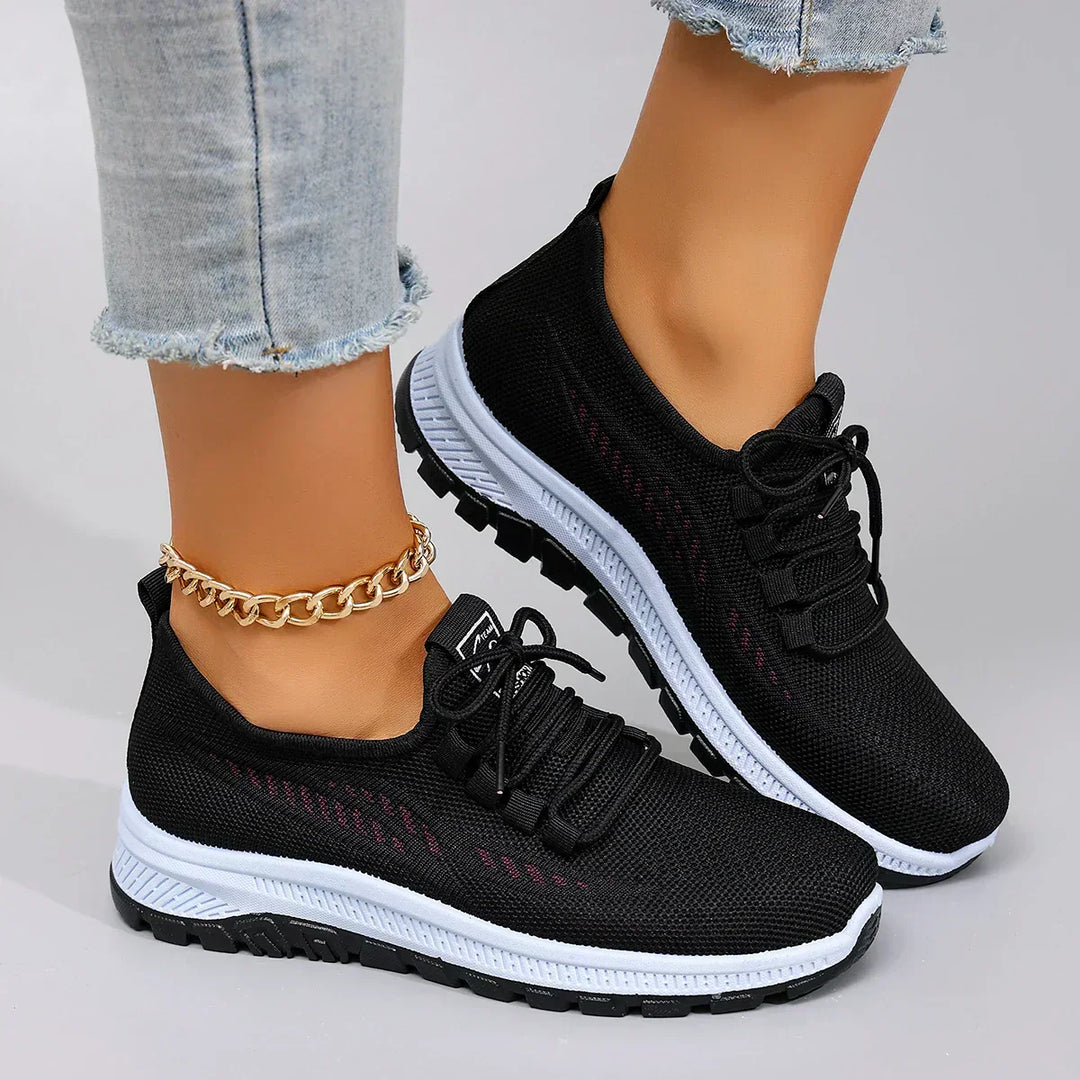 Sneakers dames | Zwart ademend model met veters en profielzool