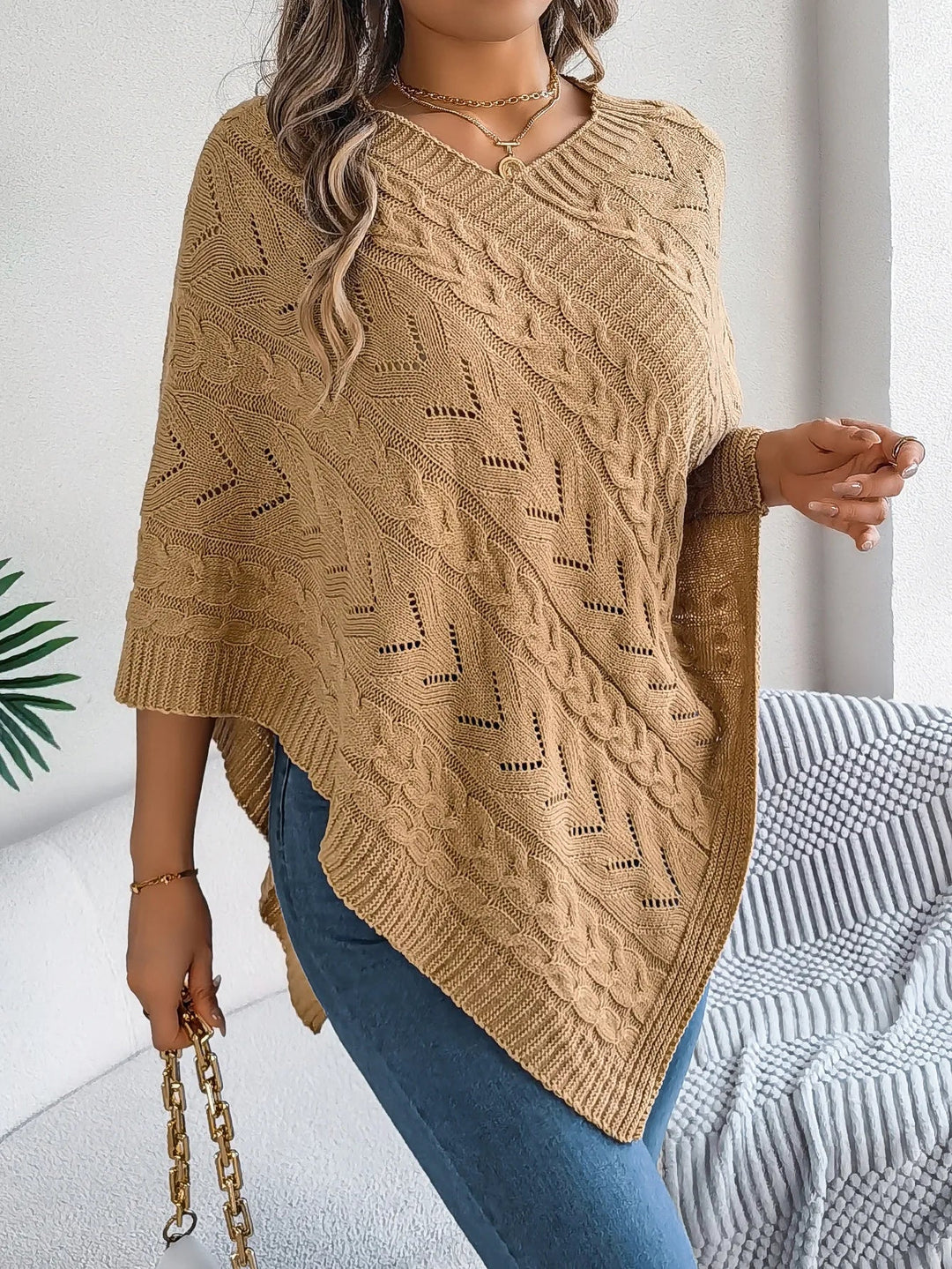 Trui dames | Oversized poncho met kabelpatroon en v-hals