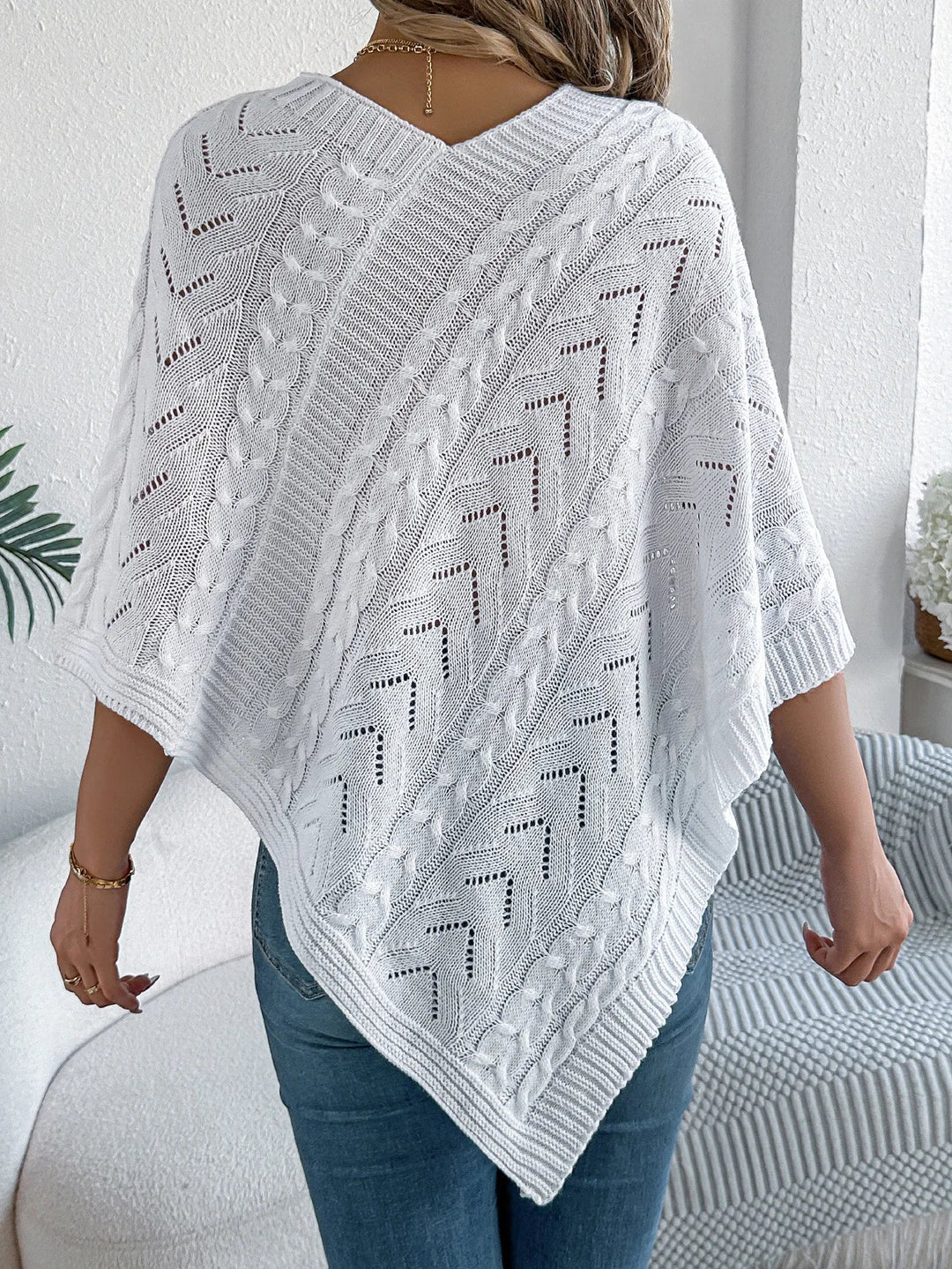 Trui dames | Oversized poncho met kabelpatroon en v-hals