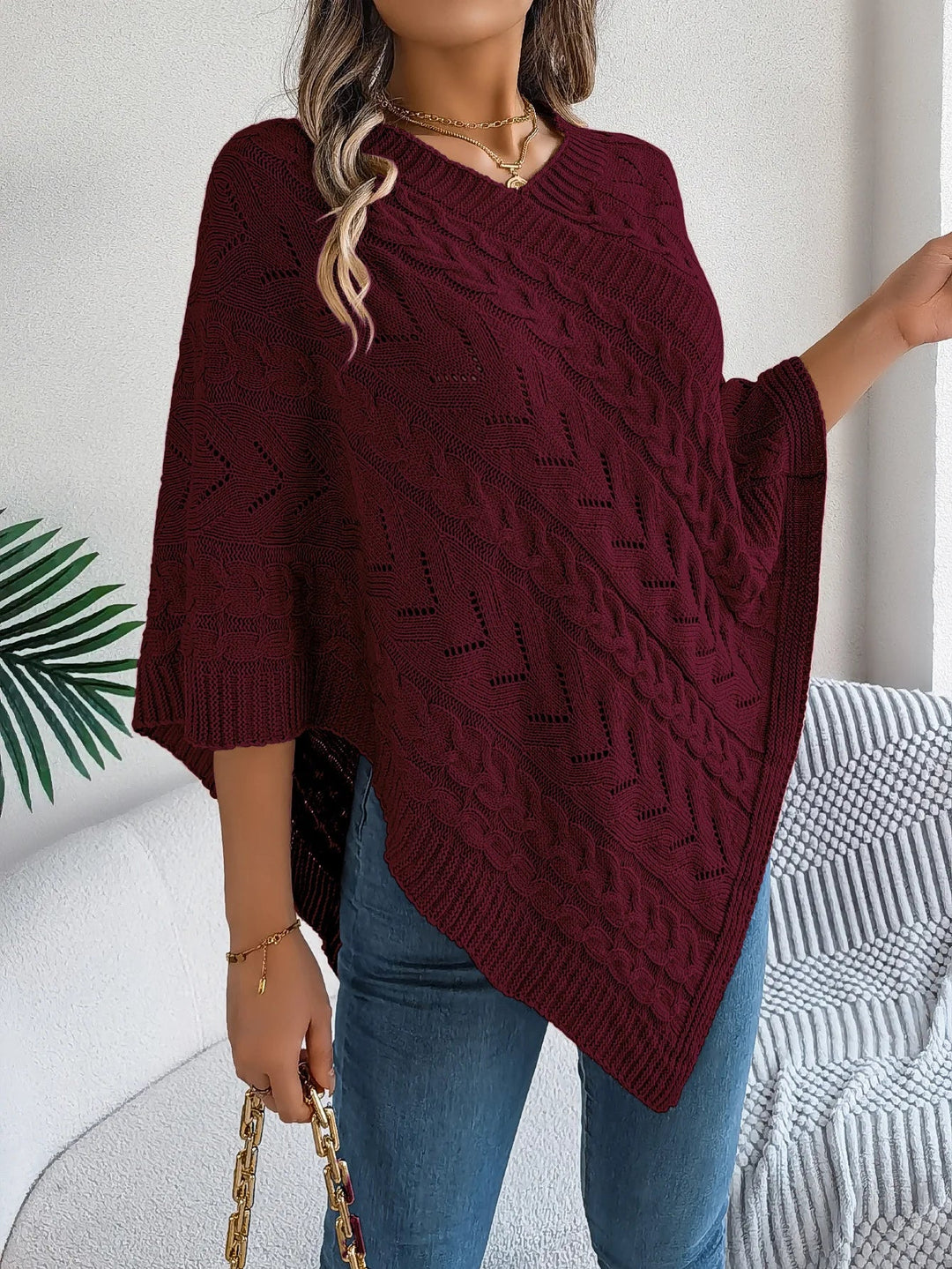 Trui dames | Oversized poncho met kabelpatroon en v-hals