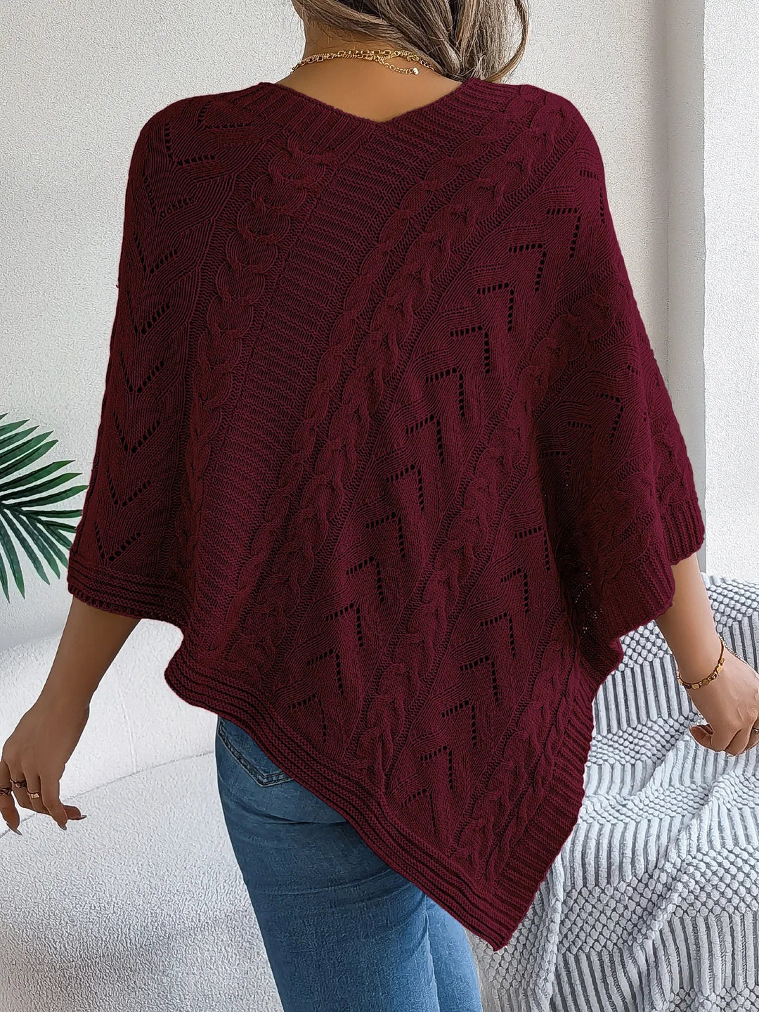 Trui dames | Oversized poncho met kabelpatroon en v-hals