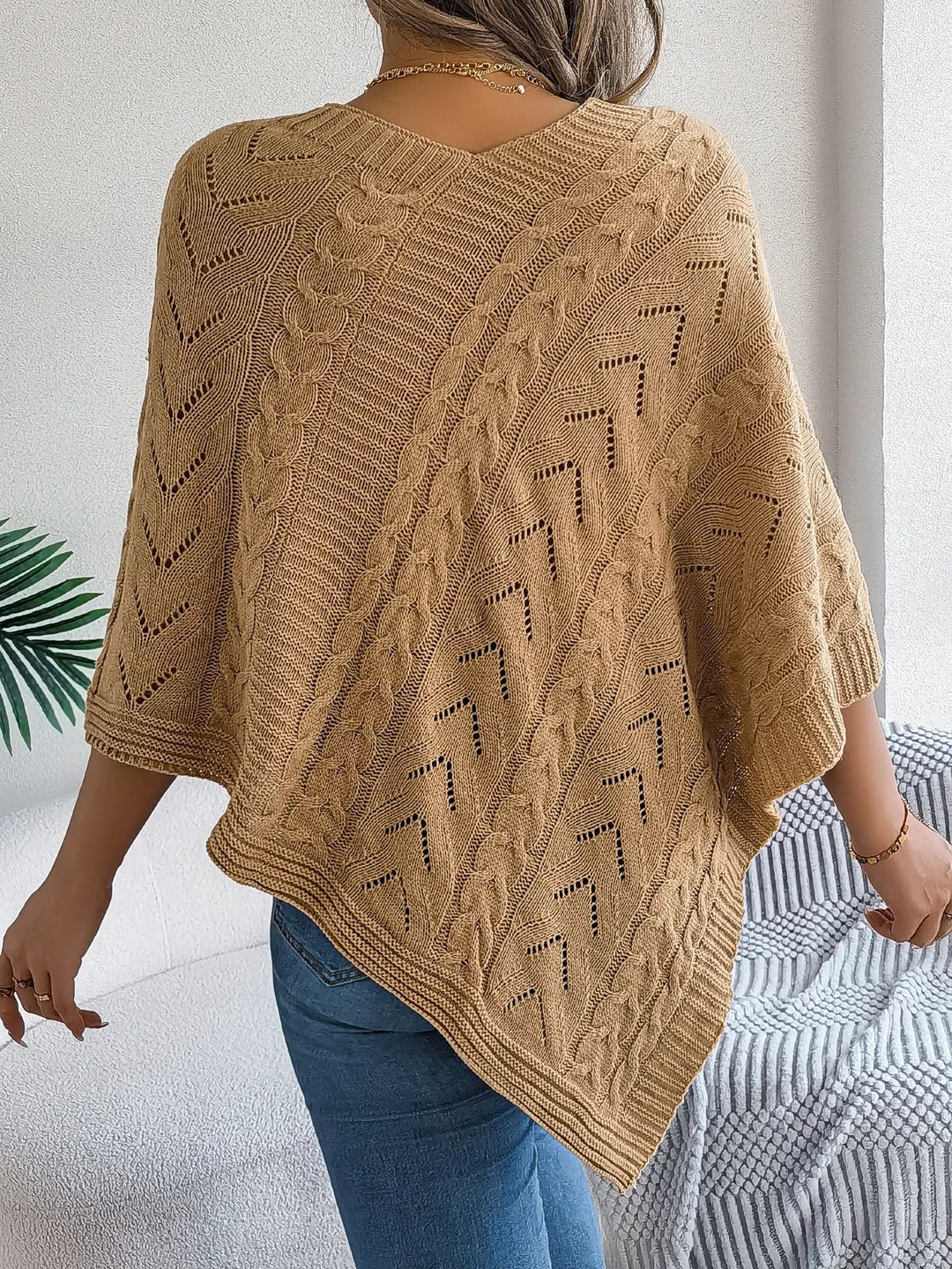 Trui dames | Oversized poncho met kabelpatroon en v-hals