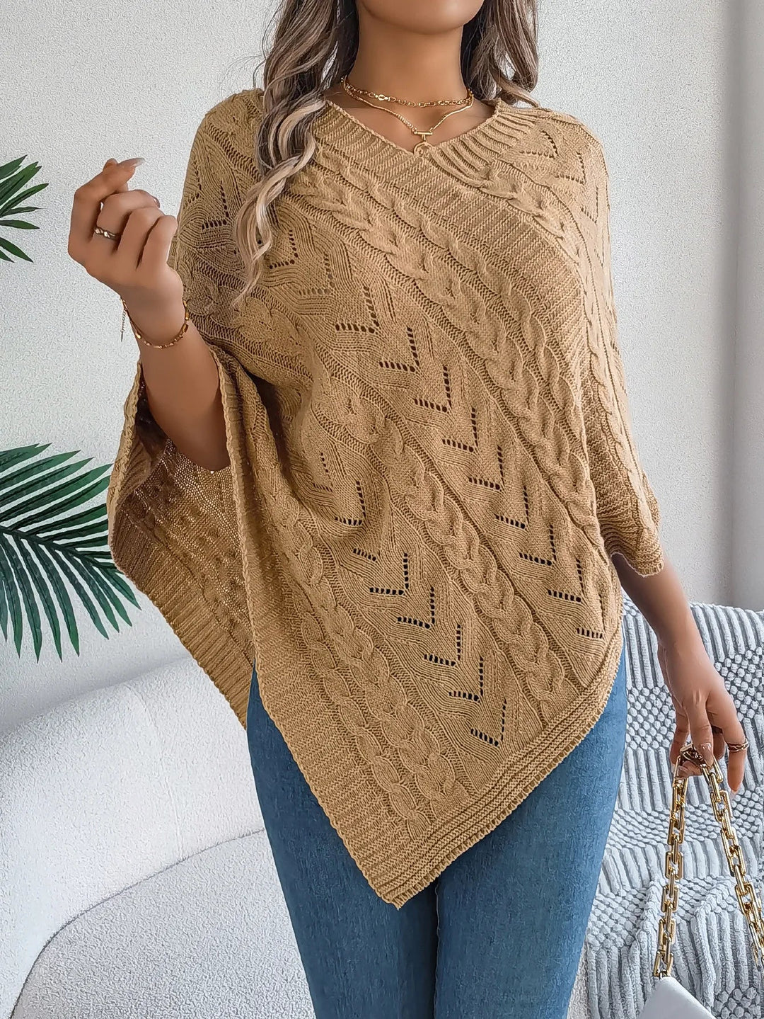 Trui dames | Oversized poncho met kabelpatroon en v-hals