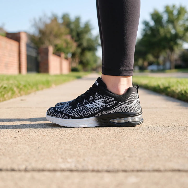 Zwarte sneakers dames | Sportief model met print en dempende zool