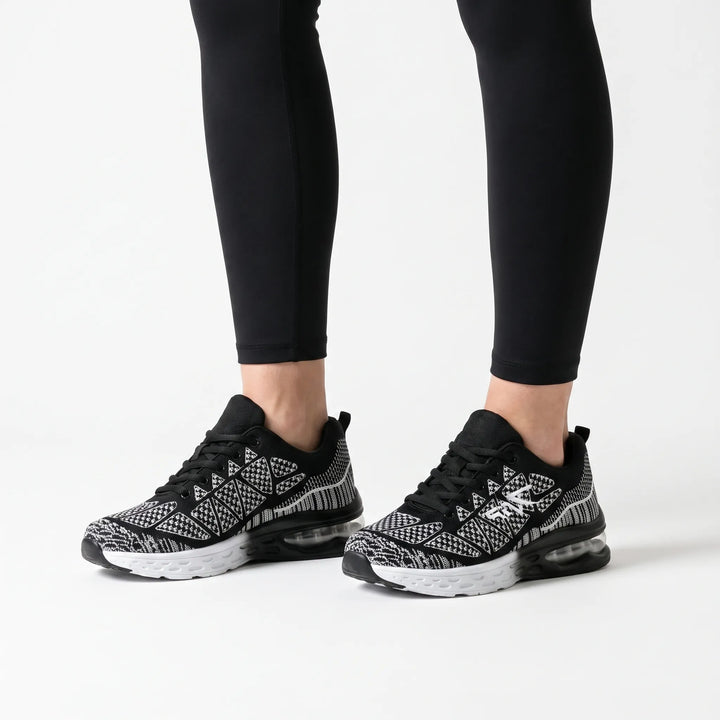 Zwarte sneakers dames | Sportief model met print en dempende zool