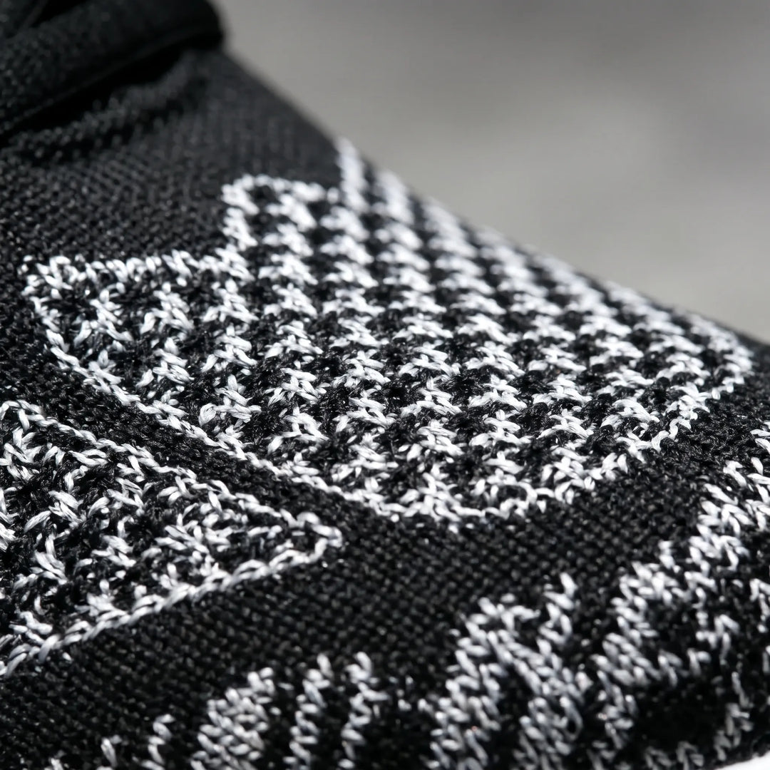 Zwarte sneakers dames | Sportief model met print en dempende zool