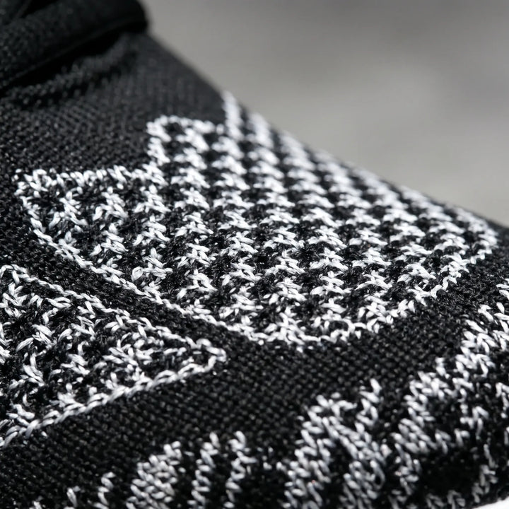 Zwarte sneakers dames | Sportief model met print en dempende zool