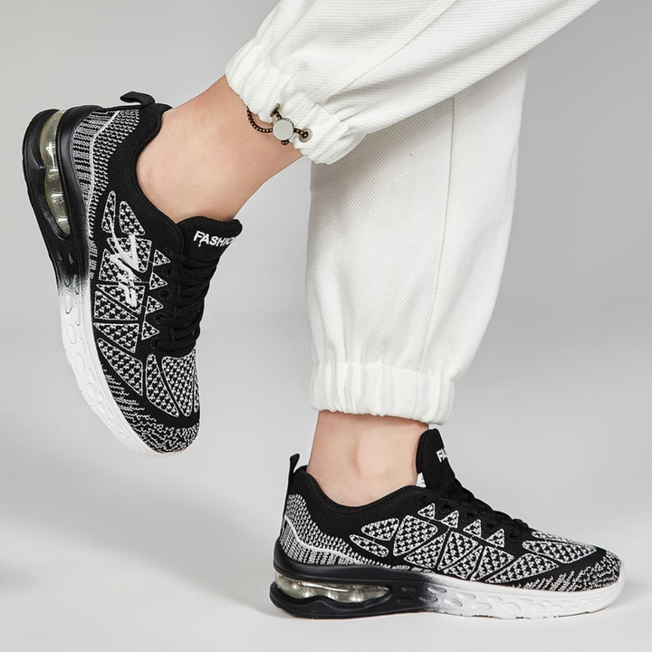 Zwarte sneakers dames | Sportief model met print en dempende zool