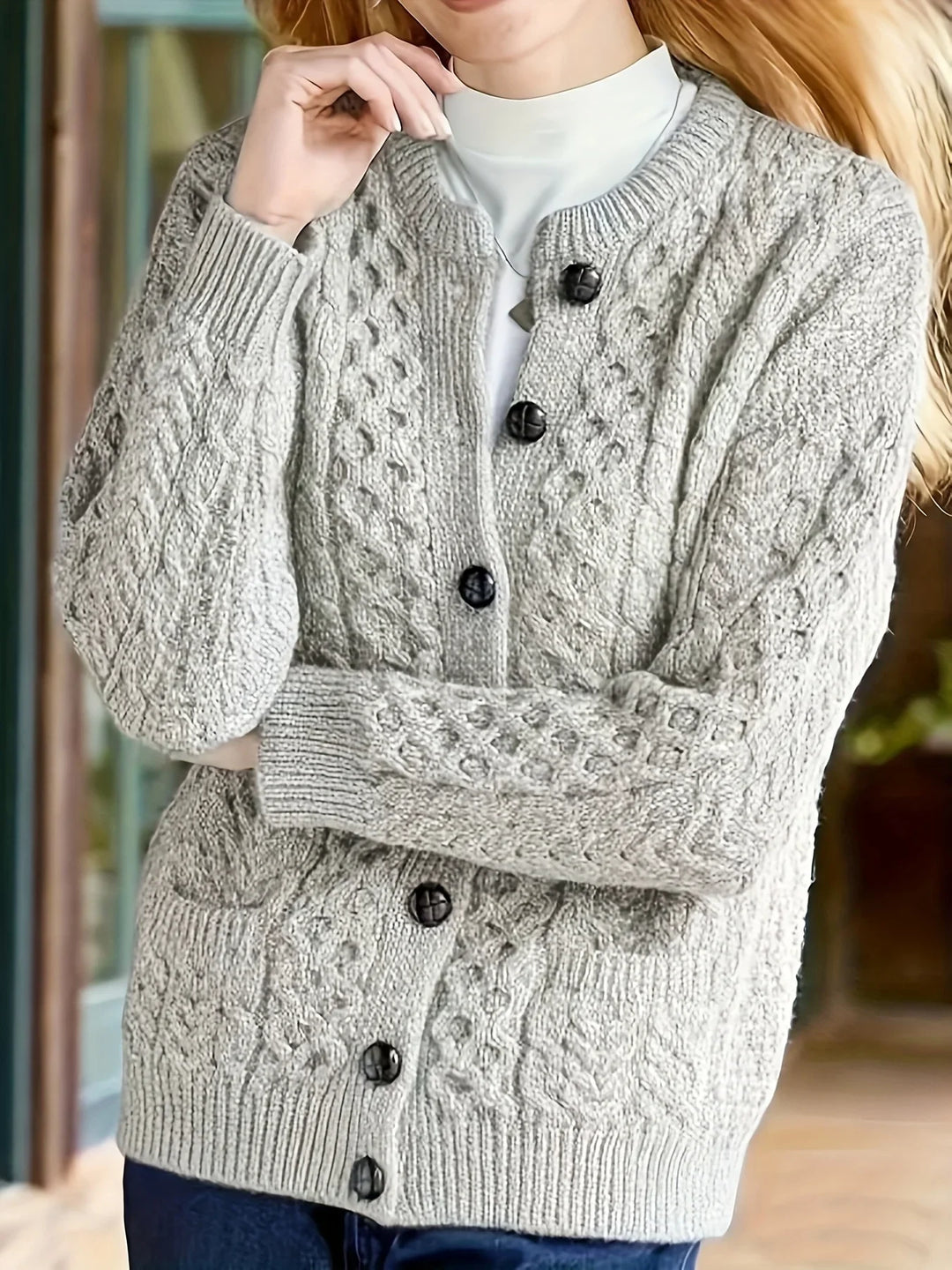 Dames vest | Gebreide cardigan met kabelpatroon en knopen