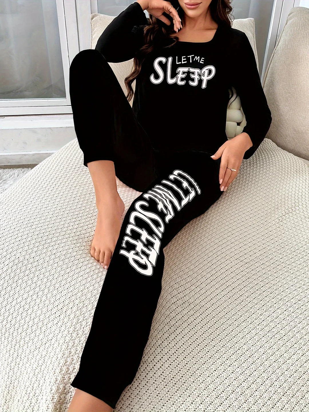 Dames pyjama set | Let Me Sleep slogan met roze joggerbroek