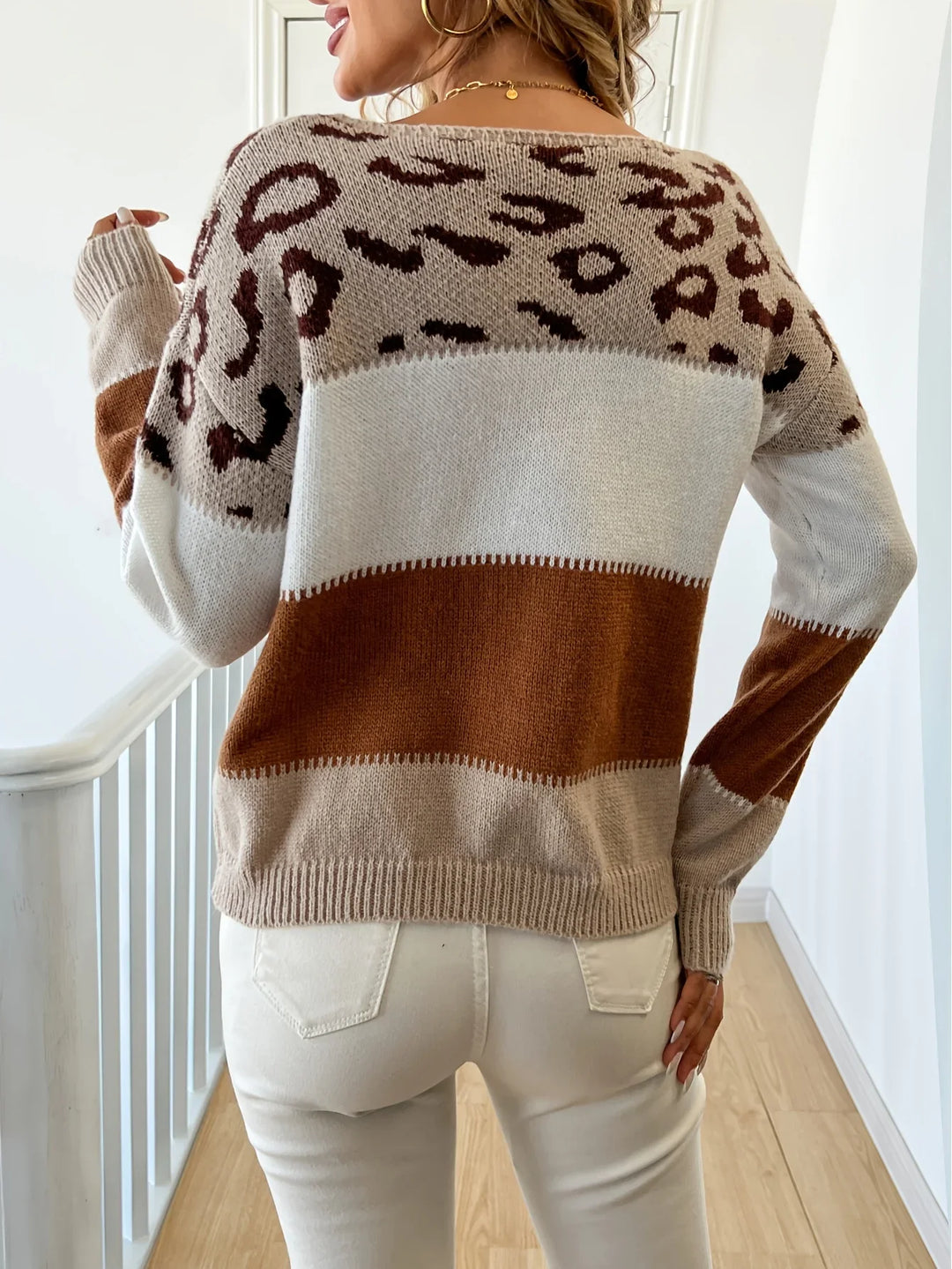 Dames trui | Gebreide sweater met panterprint en ronde hals