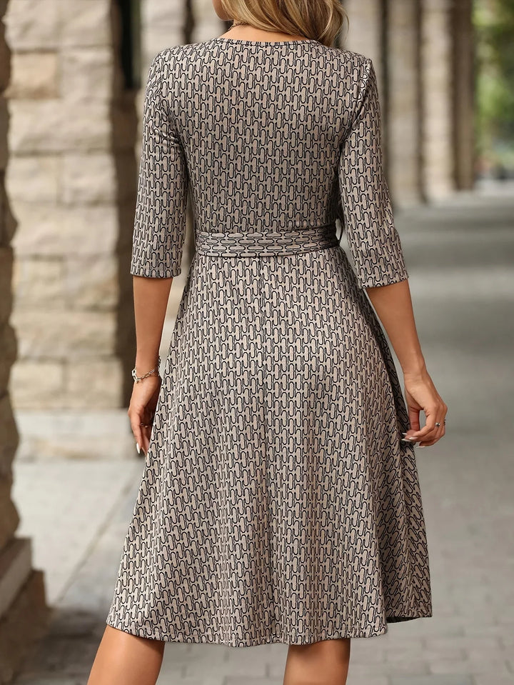 Dames jurk | Elegante midi jurk met ceintuur en print
