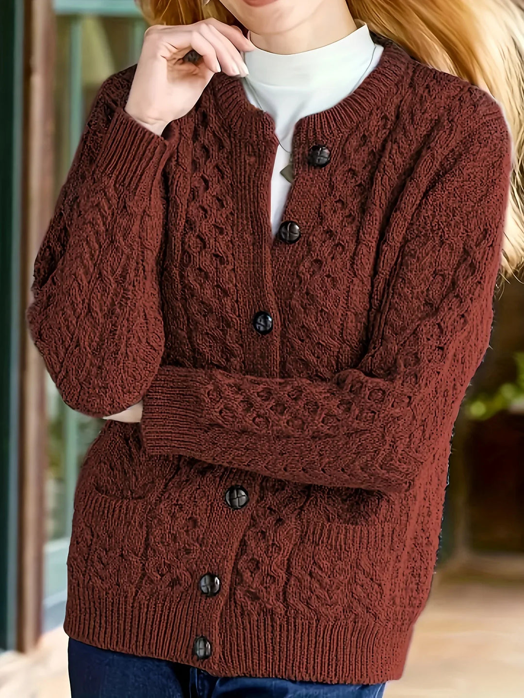 Dames vest | Gebreide cardigan met kabelpatroon en knopen